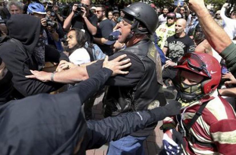 যুক্তরাষ্ট্রের ওয়াশিংটনে ট্রাম্প সমর্থক ও বিরোধীদের সংঘর্ষ