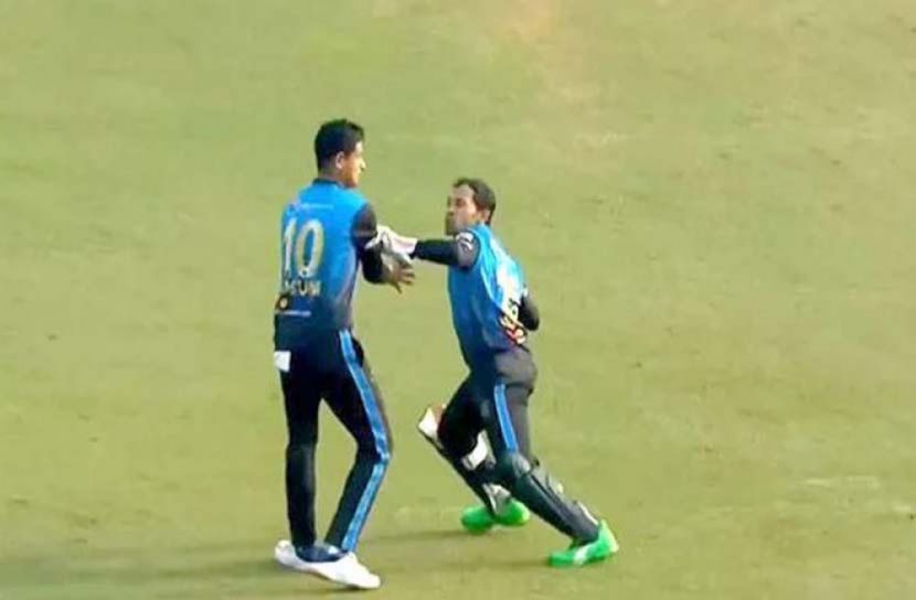 সতীর্থকে দুইবার মারতে গেলেন মুশফিক