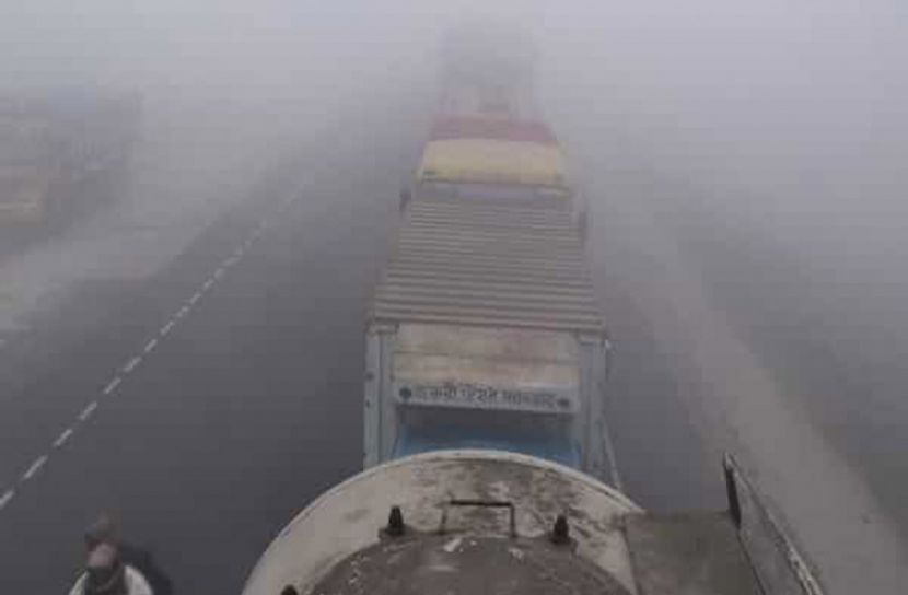 ঘন কুয়াশা : বঙ্গবন্ধু সেতুতে যান চলাচলে ধীর গতি 