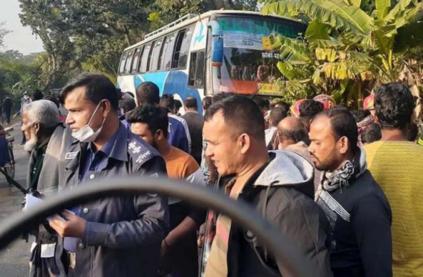 মাদারীপুরে ভ্যান ও যাত্রীবাহী বাস সংঘর্ষে নিহত ২