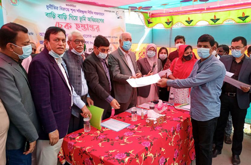 খুলনায় জমি অধিগ্রহণের চেক বিতরণ