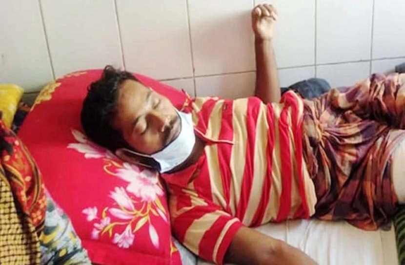 বাকপ্রতিবন্ধী স্বামীর পা ভেঙে দিল বখাটে