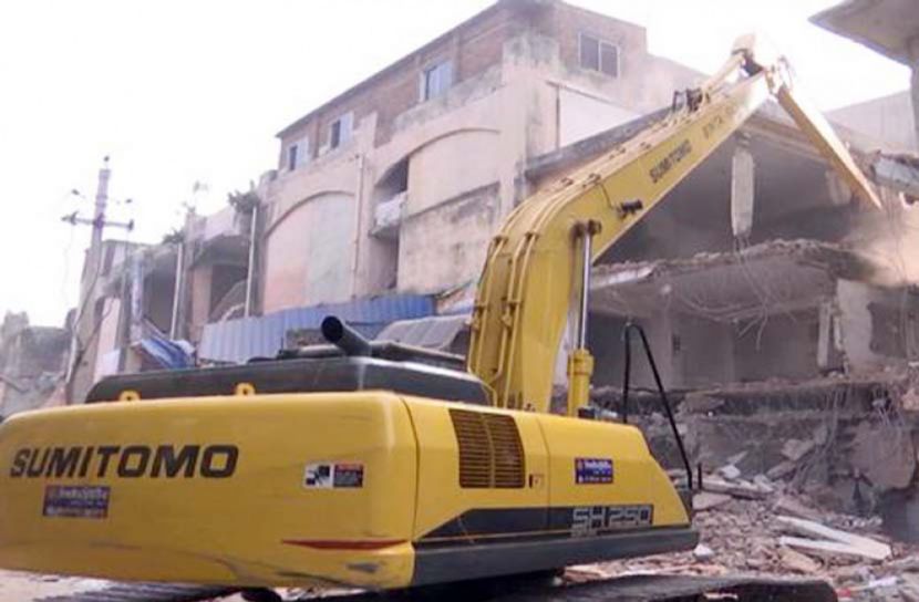 গুলিস্তানে গুড়িয়ে দেয়া হলো ৫তলা ভবন