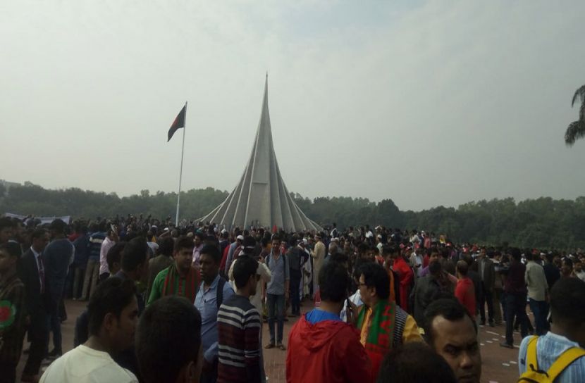 স্মৃতিসৌধে মানুষের ঢল