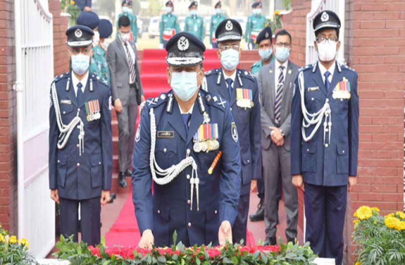 বিজয় দিবসে শহীদ পুলিশ সদস্যদের প্রতি শ্রদ্ধা