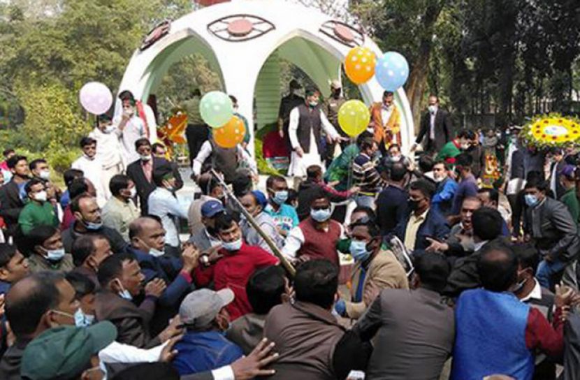 ইবি’র মুক্তবাংলায় কর্মকর্তাদের দুই গ্রুপের হাতাহাতি