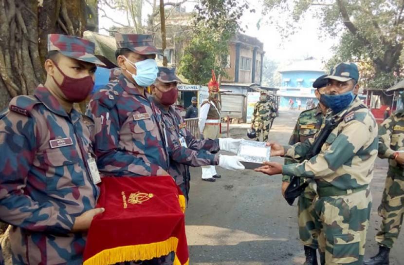 বিজয় দিবস উপলক্ষে বিএসএফকে মিষ্টি উপহার