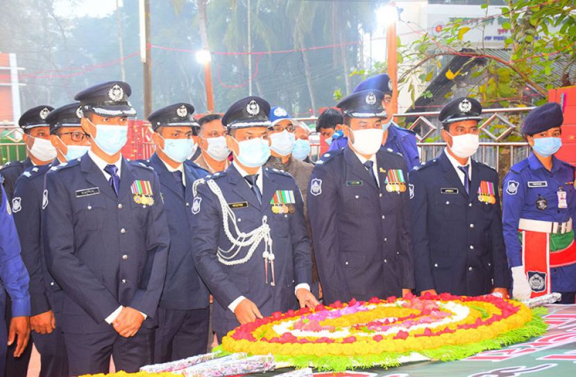 ভোলায় বিজয় দিবসের প্রথম প্রহরে শহীদদের প্রতি শ্রদ্ধাঞ্জলী  