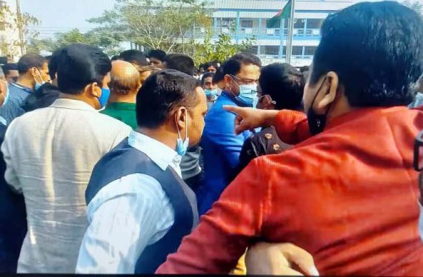 পাবিপ্রবিতে শিক্ষকদের ধাওয়া-পাল্টা ধাওয়া