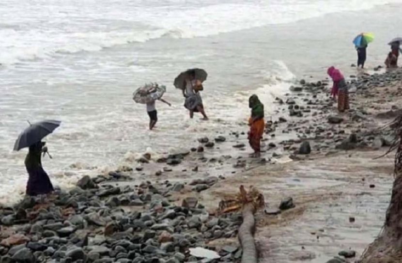 সমুদ্রের পানিতে ভেসে আসছে সোনার গহনা!