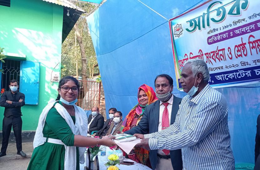 ফরিদপুরে মেধাবী শিক্ষার্থী ও শ্রেষ্ঠ শিক্ষাপ্রতিষ্ঠানকে সম্মাননা প্রদান