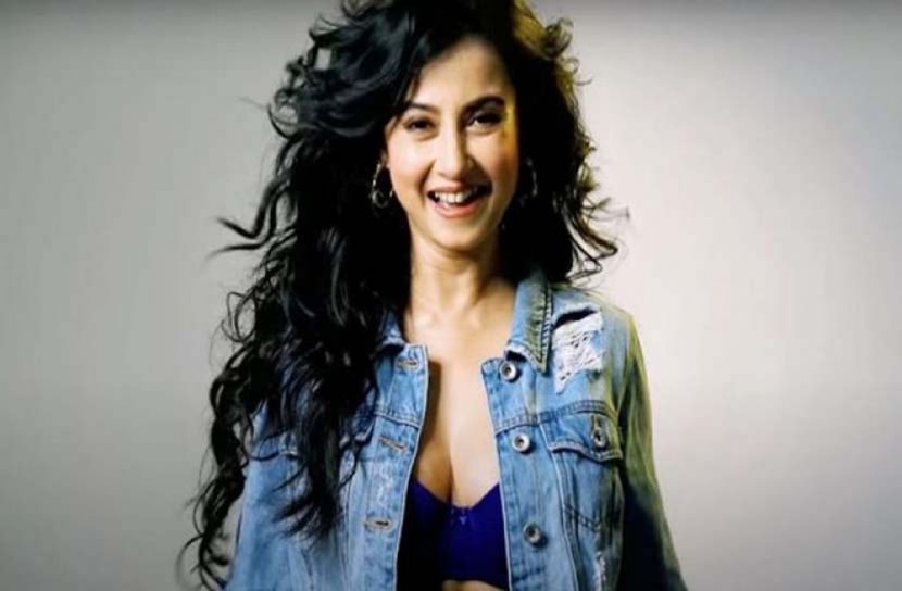 নেট দুনিয়া কাঁপাচ্ছেন মনামী (ভিডিও)