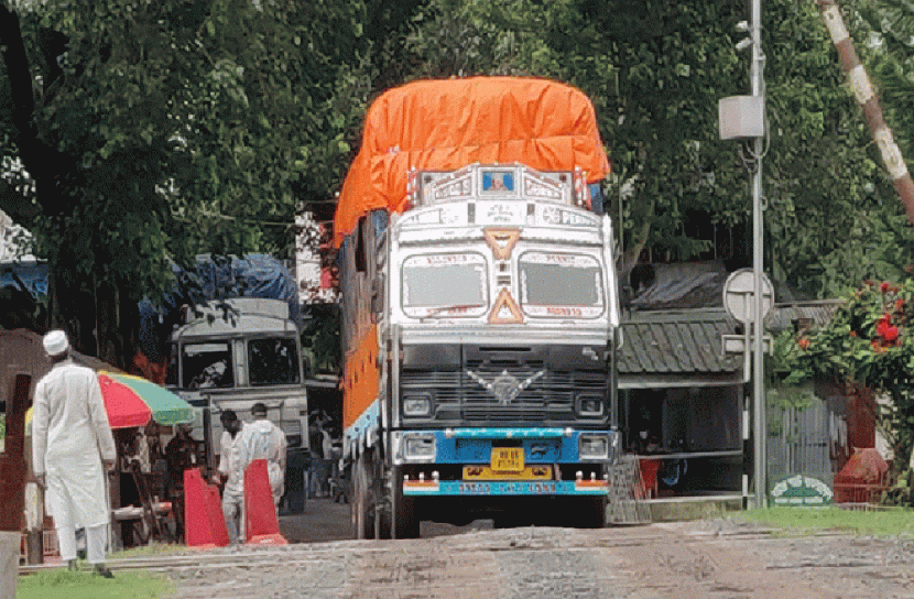 একদিন বন্ধের পর হিলি স্থলবন্দরে আমদানি-রফতানি শুরু