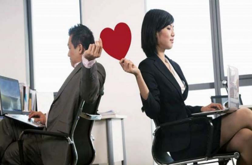 সহকর্মীর প্রেমে পড়লে কি করবেন?
