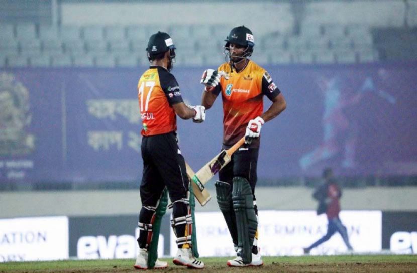 মাহমুদউল্লাহর দৃঢ়তায় চট্টগ্রামকে ১৫৬ রানের টার্গেট দিলে খুলনা