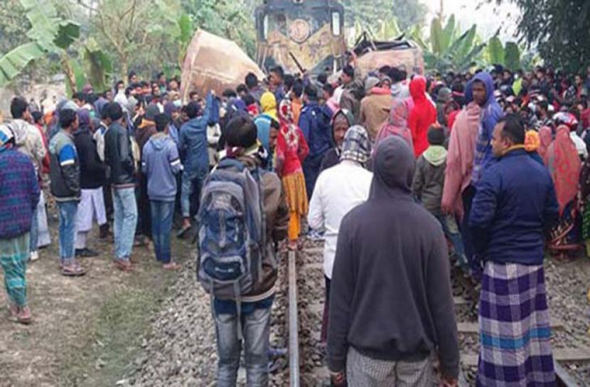 জয়পুরহাটে বাস-ট্রেন সংঘর্ষে নিহত ১২