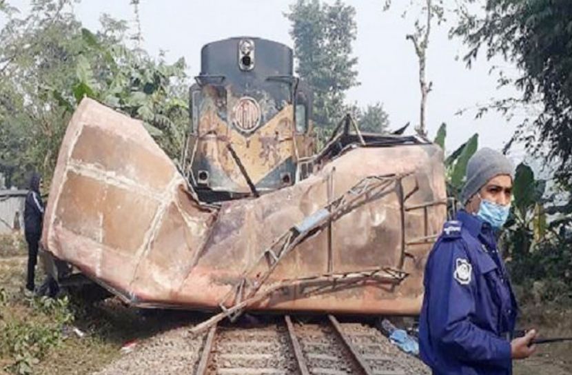 গেটম্যানের ঘুমই কাল হলো বাস যাত্রীদের