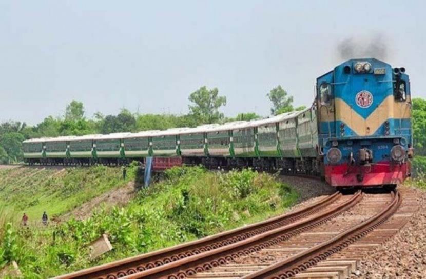 ৯ ঘণ্টা পর উত্তরের সঙ্গে ট্রেন চলাচল শুরু