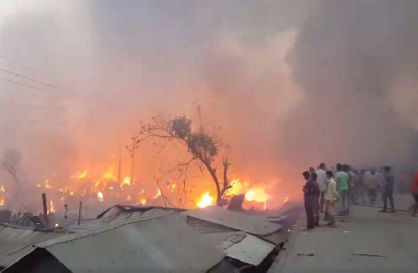 মিরপুরে বস্তিতে আগুন