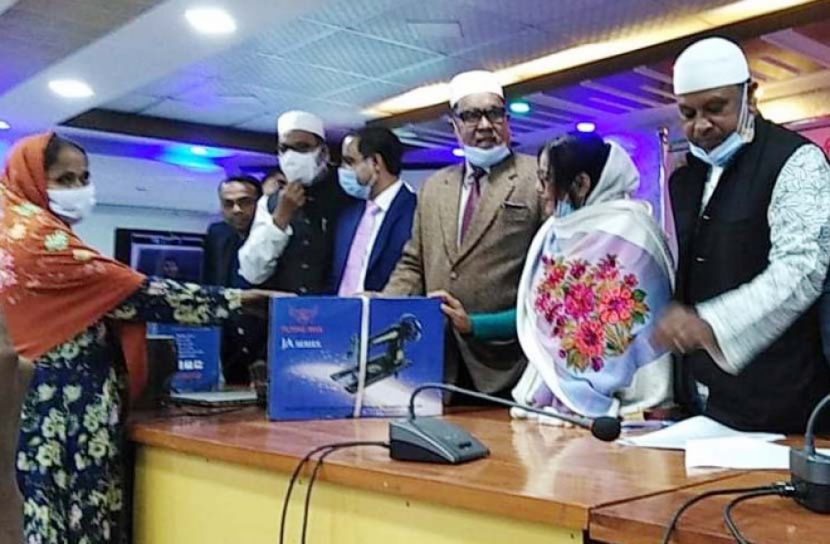 নাটোরে প্রশিক্ষিত নারীদের সেলাই মেশিন বিতরণ