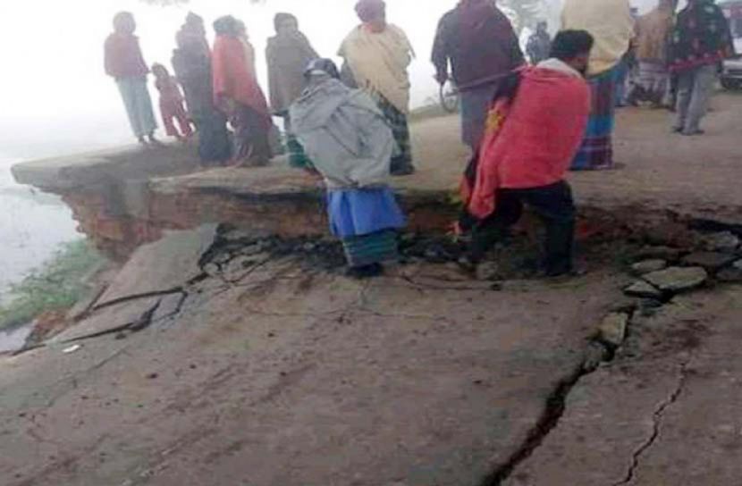 মুক্তাগাছায় ধসে পড়েছে সড়ক, যান চলাচল ব্যাহত