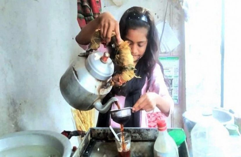 সংসারের অভাব লাঘবে চায়ের দোকানি ফাতেমা