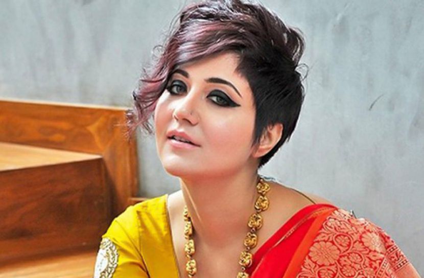 এই শীতে ভেজা শাড়িতে স্বস্তিকা