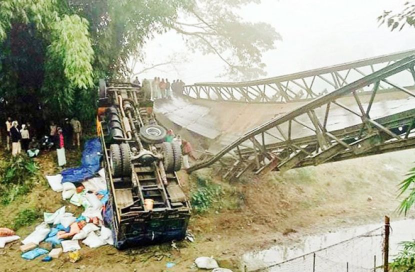 ব্রিজ ভেঙে মালবোঝাই ট্রাক খালে