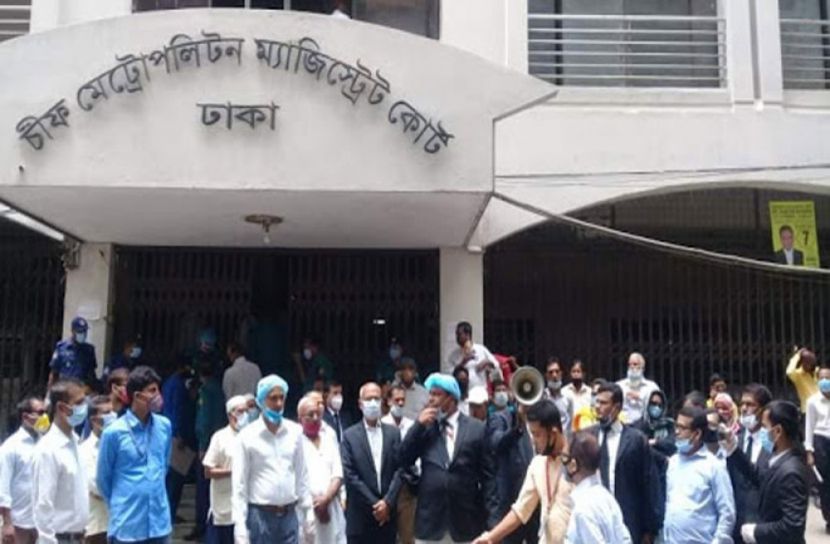 সিএমএম কোর্টে তালা, আইনজীবীদের বিক্ষোভ