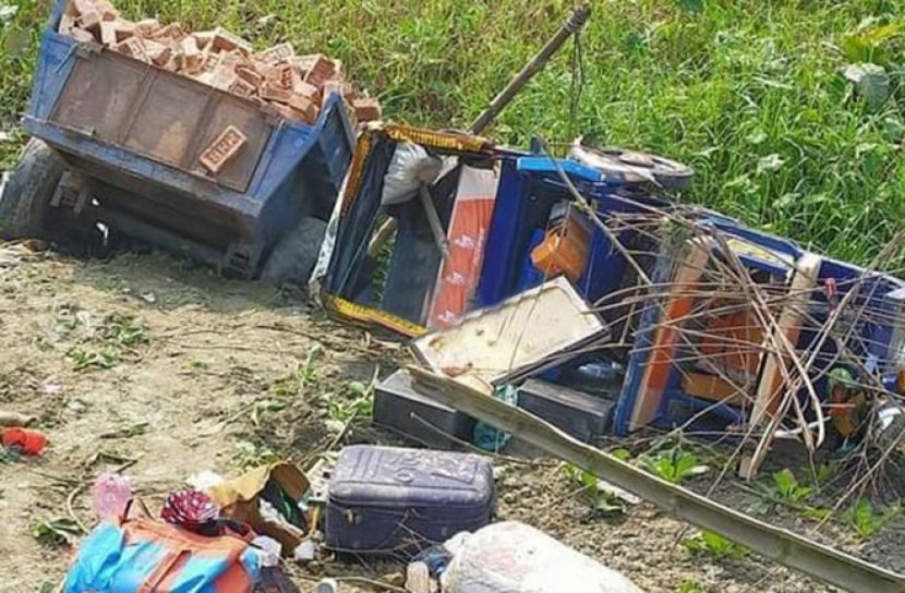 নোয়াখালীতে সড়ক দুর্ঘটনায় অন্তঃসত্ত্বাসহ নিহত ২