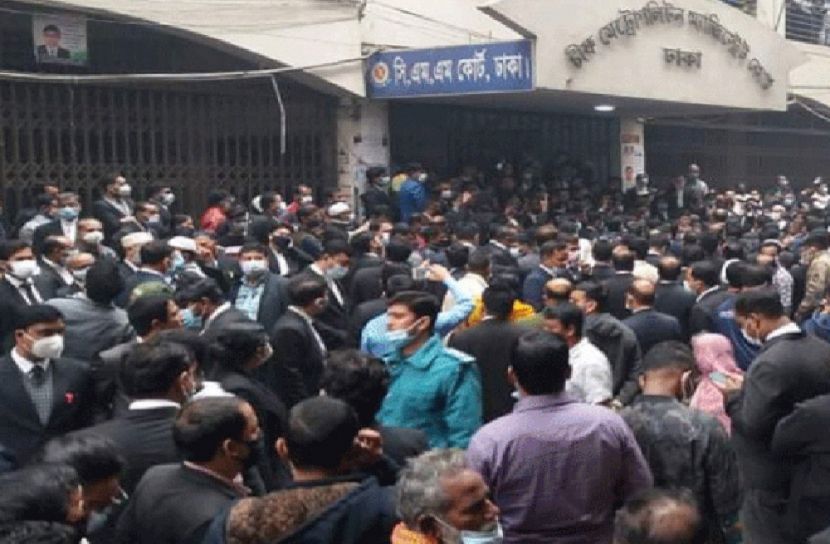 আইনজীবীদের বিক্ষোভে ছুটিতে বিচারক নূর