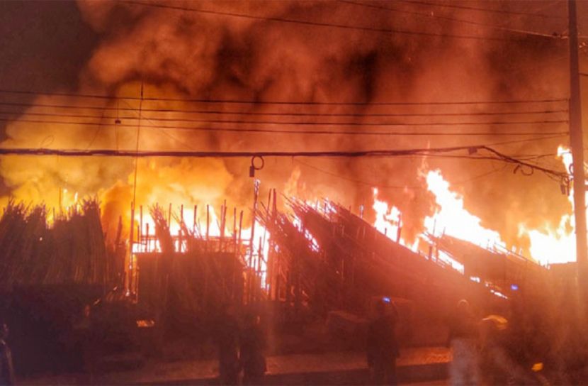 বাড্ডায় আগুনে পুড়ে ছাই ২০ দোকান