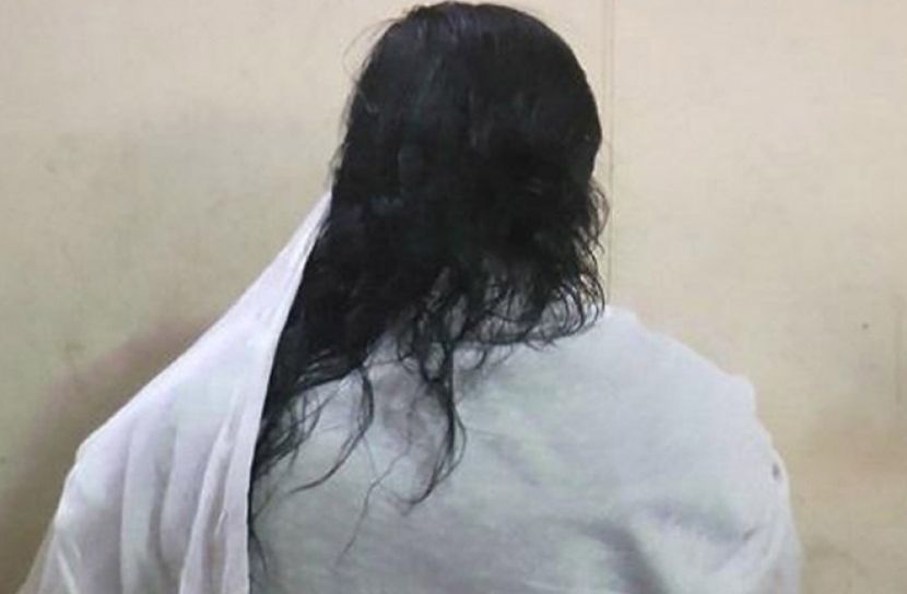 পরকীয়ায় বাধা দেওয়ায় স্ত্রীর চুল কাটলেন স্বামী