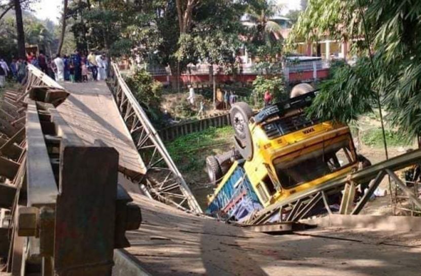 নাইক্ষ্যংছড়িতে বেইলী ব্রীজ ভেঙ্গে পণ্যবাহী ট্রাক খালে, যোগাযোগ বিচ্ছিন্ন