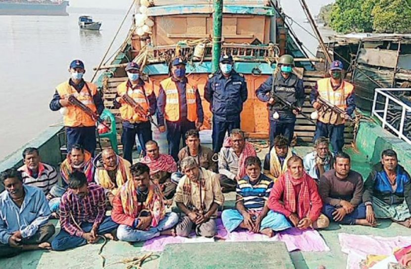 ফিশিং ট্রলারসহ ১৬ ভারতীয় জেলে আটক