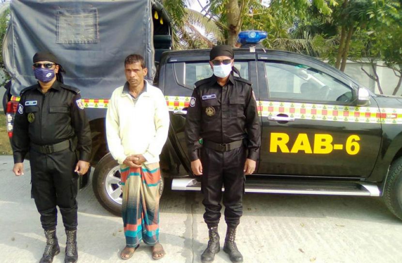 খুলনায় অস্ত্রসহ মাদক ব্যবসায়ী আটক