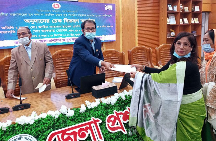 খুলনায় ১৩টি যুব সংগঠনের মাঝে চেক বিতরণ