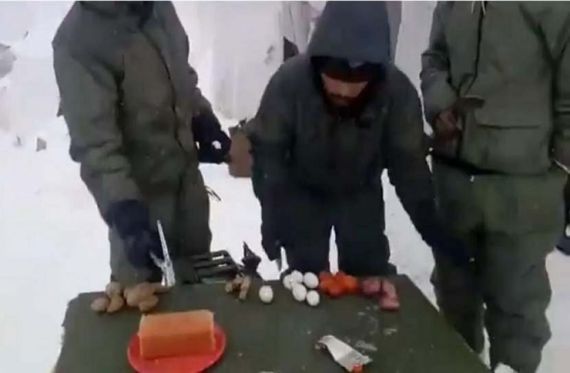  ডিম ফাটাতে হাতুড়ি!  