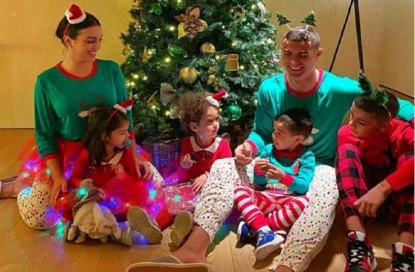 বড়দিনের উৎসবে মেতেছেন রোনালদো-সুয়ারেজরা