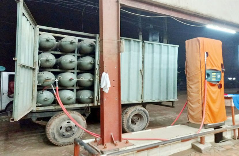 স্টেশনের গ্যাস সিলিন্ডারে যাচ্ছে কারখানায়, দুর্ঘটনার আশঙ্কা