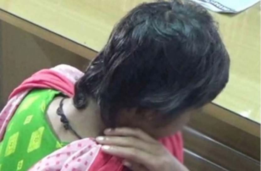 চাকরি করতে চাওয়ায় স্ত্রীর চুল কেটে দিলেন স্বামী