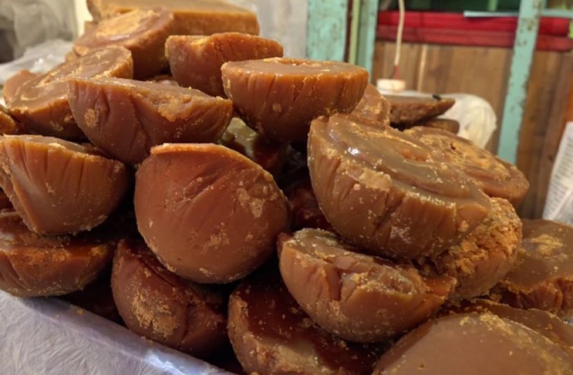 রাজশাহীতে খেজুর গুড় উৎপাদনের মহোৎসব