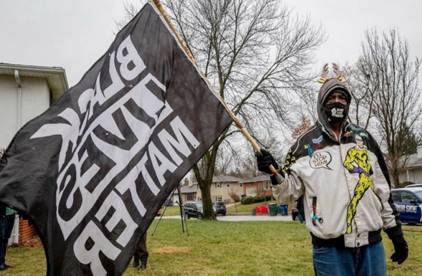 কৃষ্ণাঙ্গের মৃত্যুতে উত্তপ্ত যুক্তরাষ্ট্র