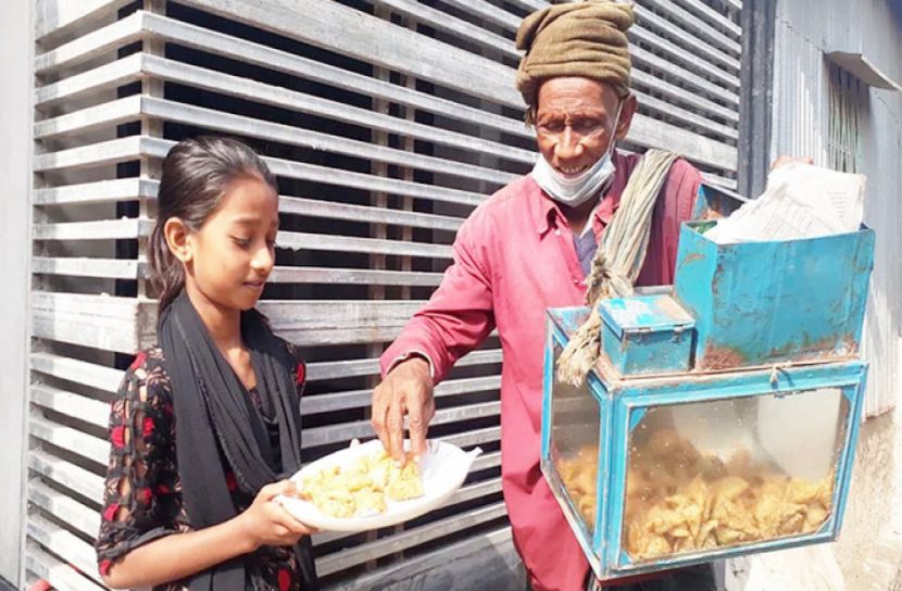 ৩০ বছর ধরে ১ টাকায় বিক্রি করছেন সিঙ্গারা