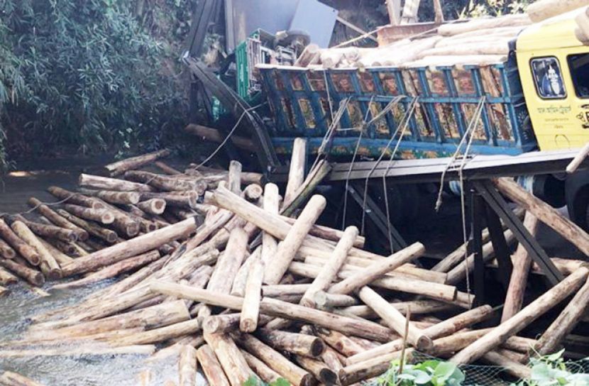 খাগড়াছড়িতে ব্রিজ ভেঙে ২ ট্রাক খালে