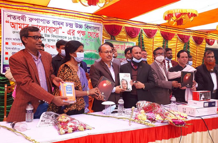 বিদ্যালয়ের পাঠাগারে বই ও সিসি ক্যামেরা প্রদান 