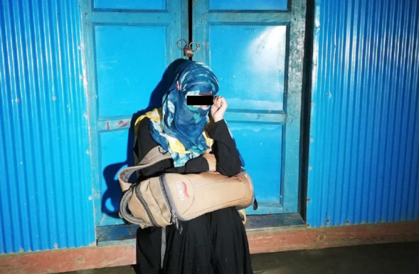 ৯ দিন ধরে বিয়ের দাবিতে প্রেমিক নানার বাড়িতে নাতনির অনশন!