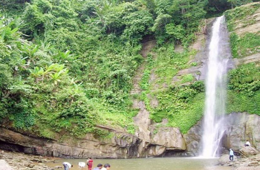 সমুদ্র-ঝর্ণার টানে পর্যটকরা কক্সবাজারে 