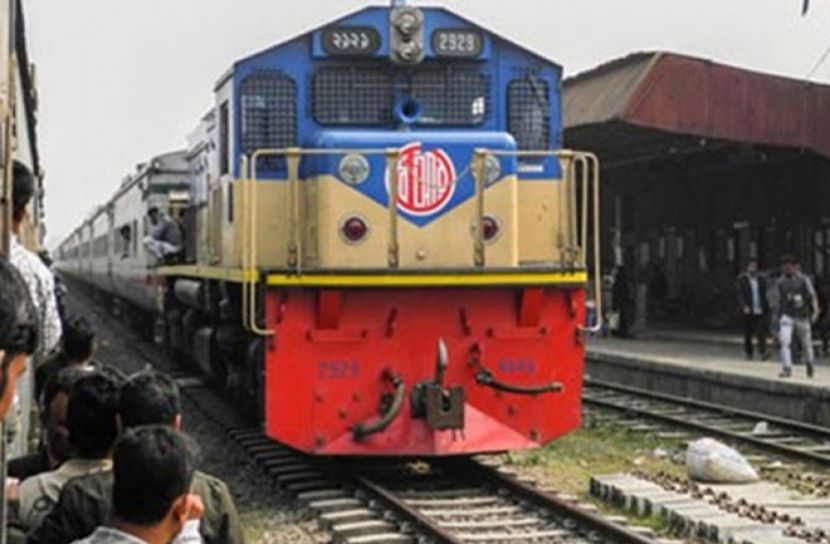 মগবাজারে ট্রেনের ধাক্কায় যুবক নিহত