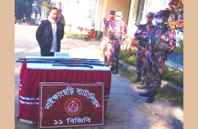 অস্ত্রসহ দুর্নীতি প্রতিরোধ কমিটির সভাপতি আটক